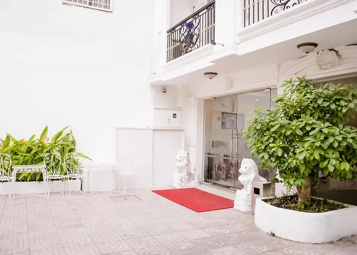 Airport Saigon Hotel - Gần ẩm thực đêm chợ Phạm Văn Hai
